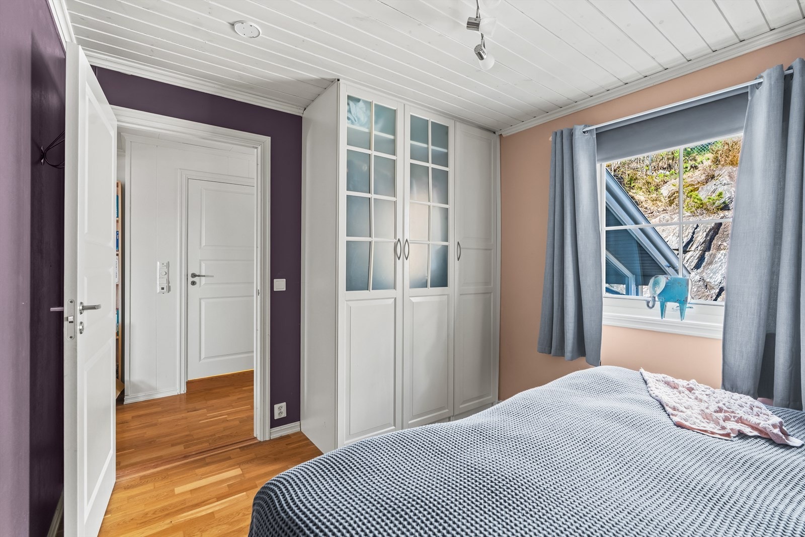 På hovedsoverommet er det plass til både dobbeltseng og annet møblement. Galleribilde