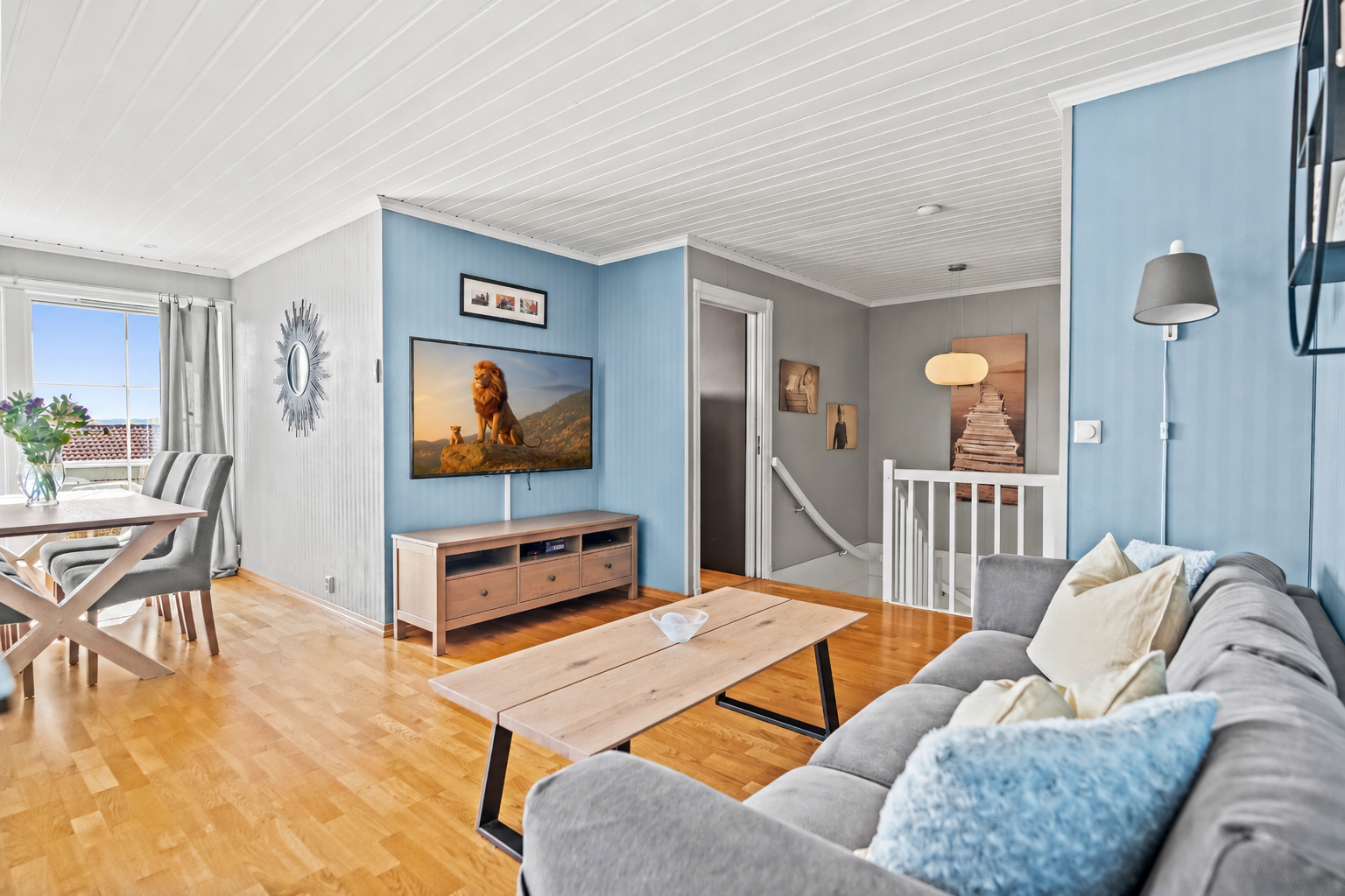 Dagslyset suppleres ypperlig av downlights i deler av himlingen. Galleribilde