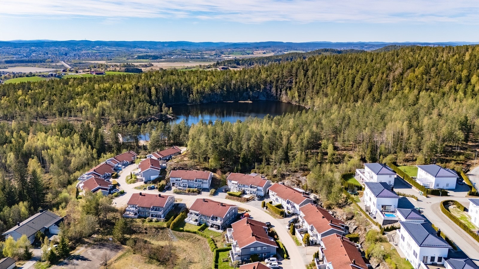 Beliggenheten egner seg godt til familier, i trygge og rolige omgivelser med umiddelbar nærhet til skole, barnehage og helårs turmuligheter og bading i Tientjern. Galleribilde