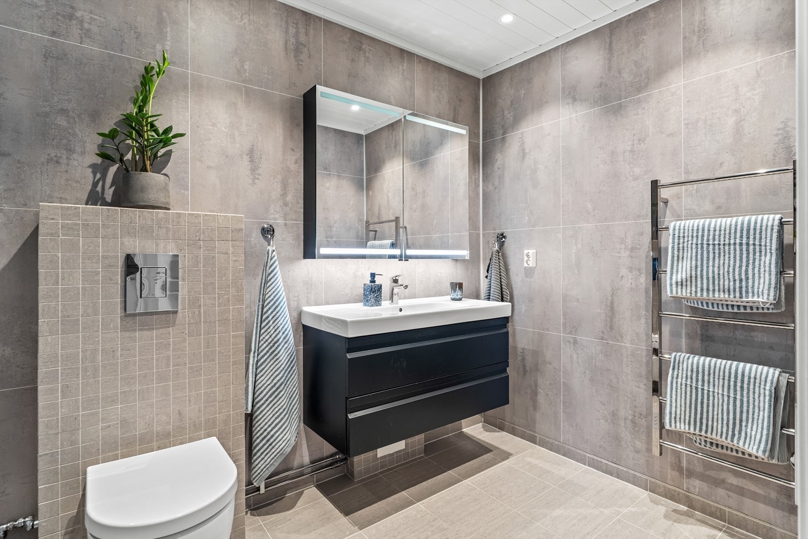 Planløsningen er praktisk, med bad i begge etasjer - oppe ble badet pusset opp med en moderne finish i 2018. Galleribilde