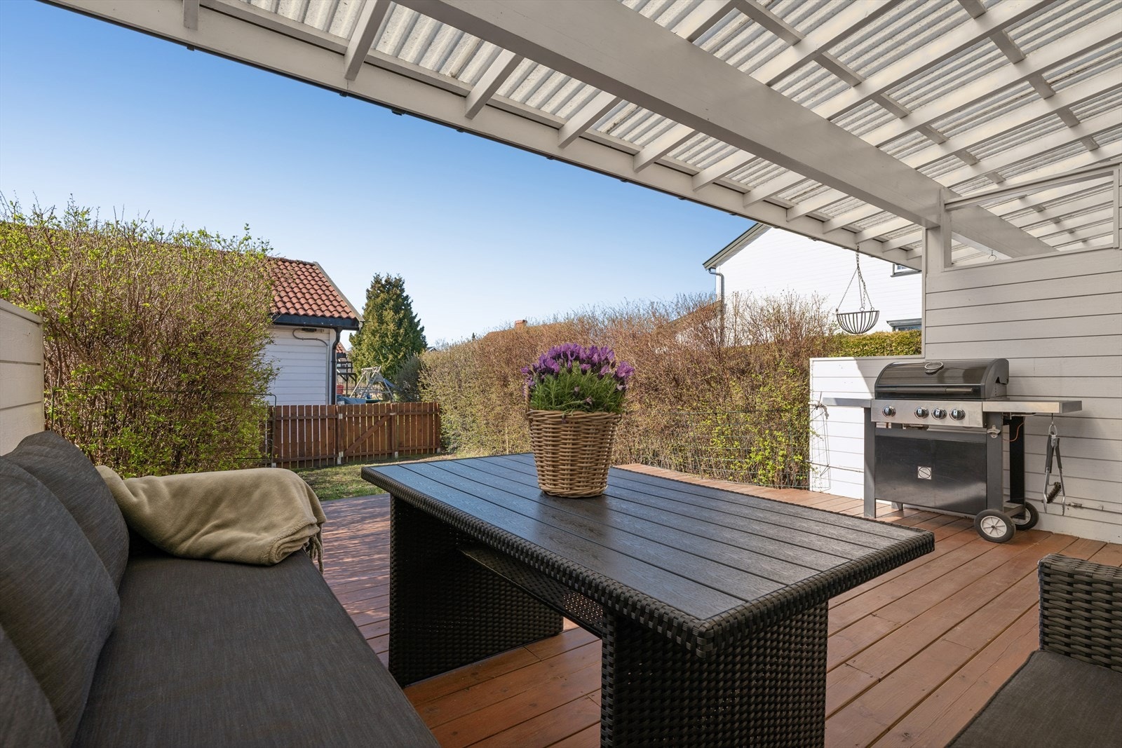 Fra stuen er det utgang til en romslig terrasse på ca. 25 kvm, delvis overbygd -et perfekt uterom for rolige dager og hyggelige kvelder. Galleribilde