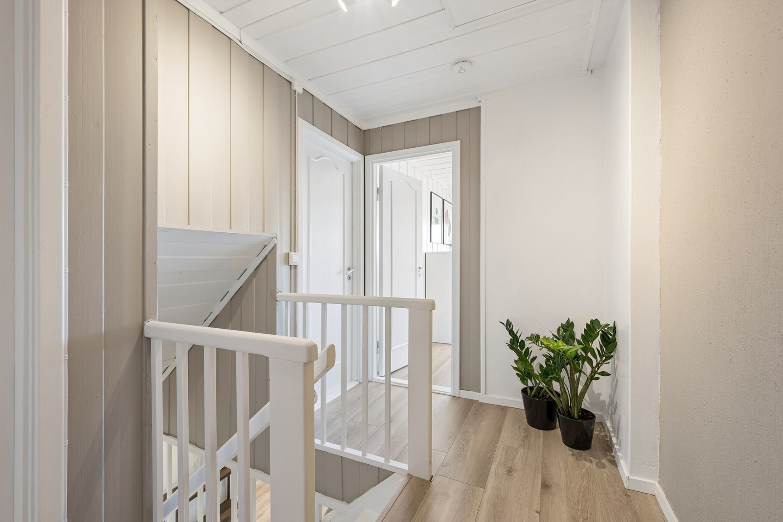 Gang i andre etasje som fører til boligens tre soverom og bad. Galleribilde