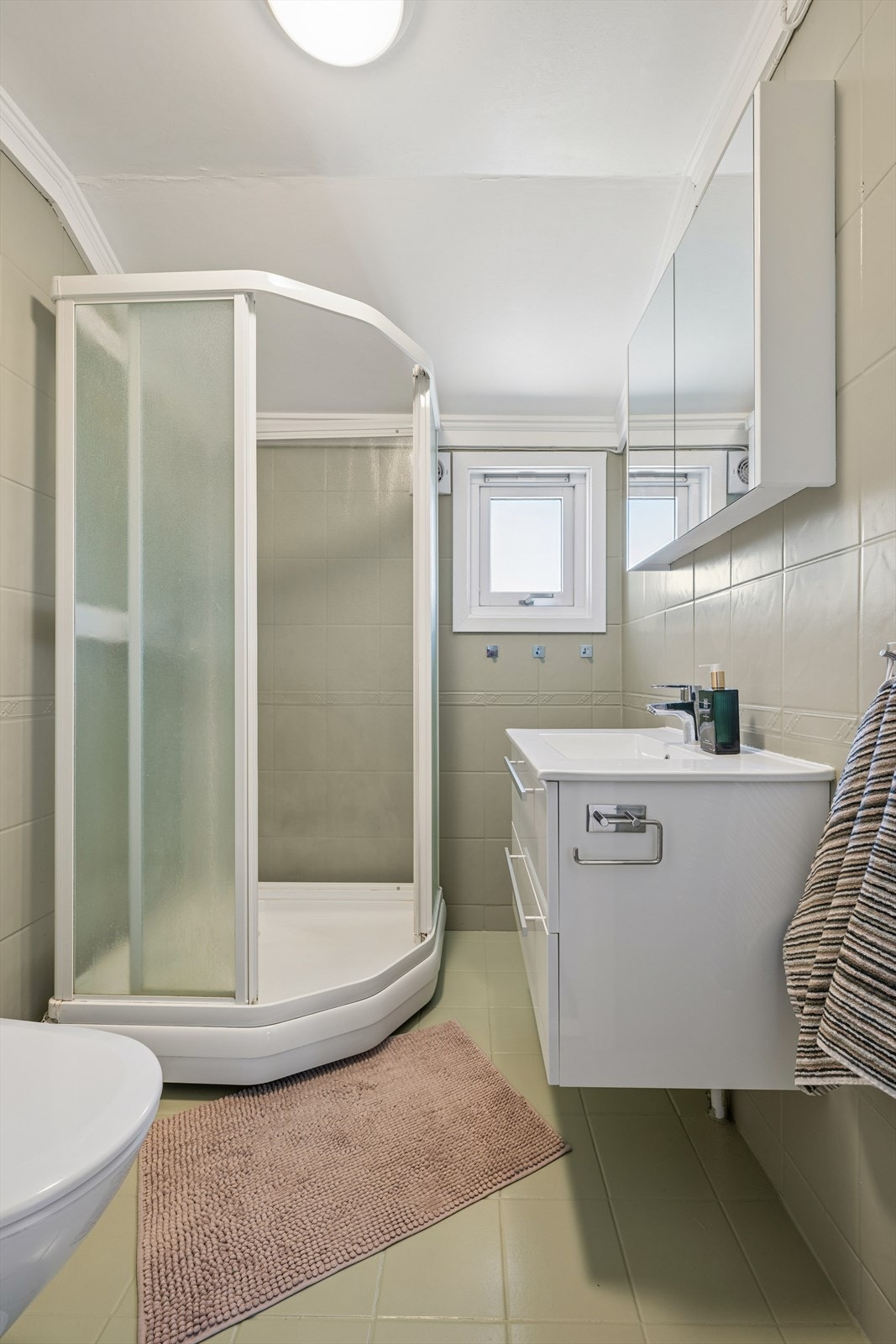 Badet fikk ny servant og speilskap i 2023. Gulv og vegger består av malte fliser i en delikat grønn tone. Fremmes oppgradert i 1995. Galleribilde