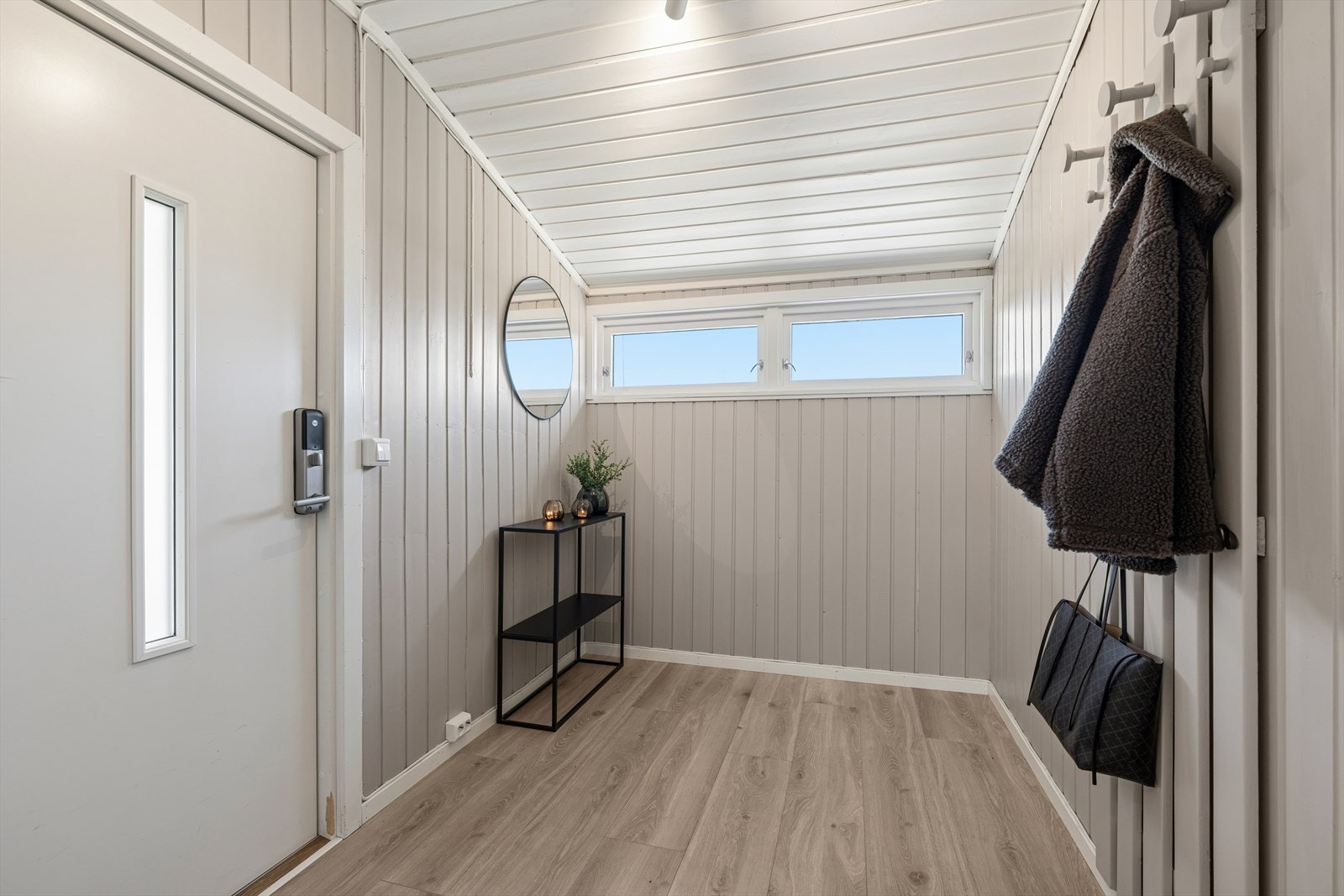 Lys og innbydende entré med god plass til barderobeløsning. Galleribilde