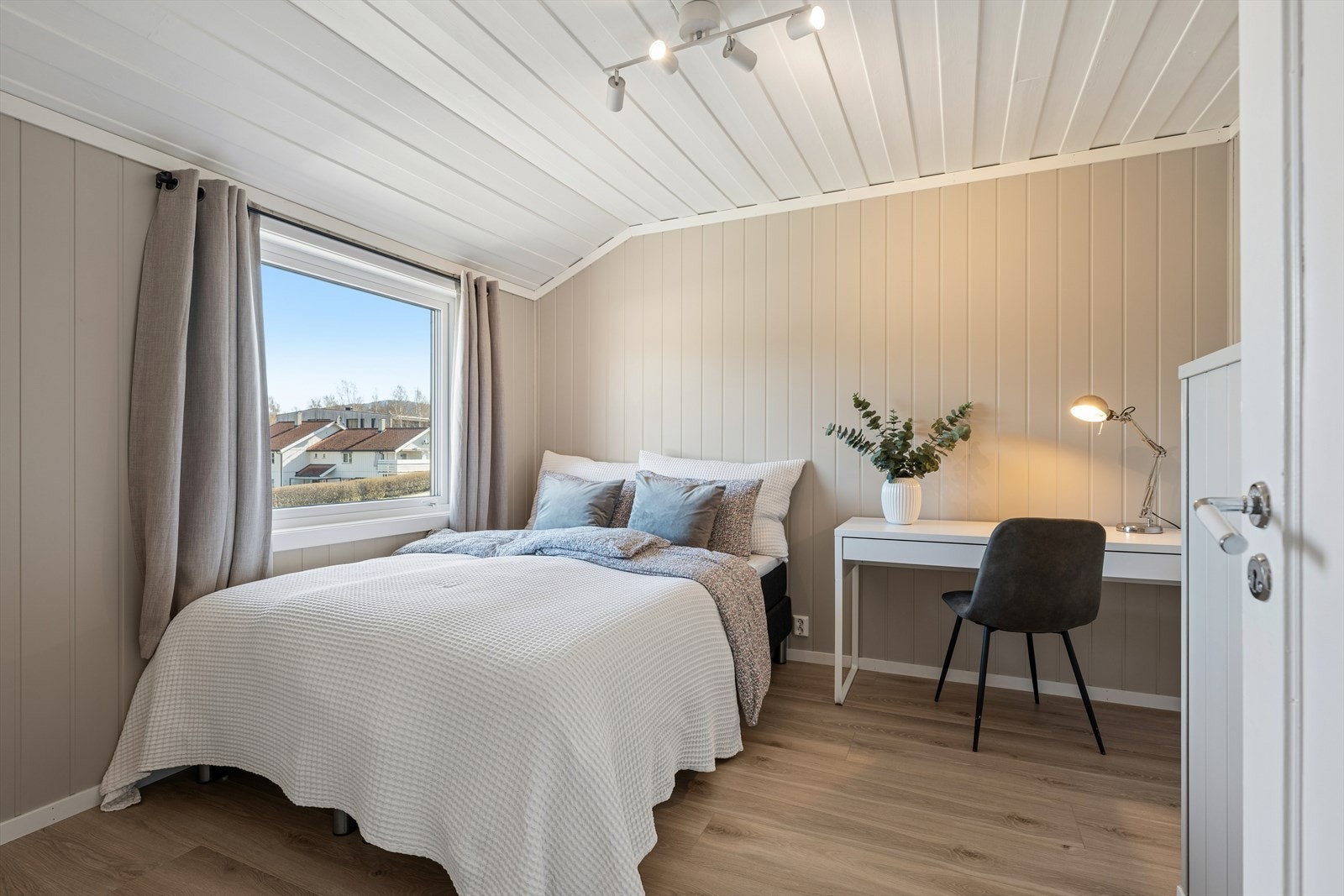 Det mellomste soverommet er i dag innredet som gjesterom med kontorplass, og egner seg godt både som soverom, hjemmekontor eller hobbyrom. Galleribilde