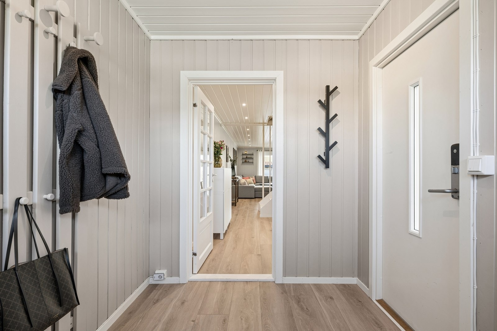 Fra entréen er det videre adkomst til boligens oppholdsrom. Galleribilde