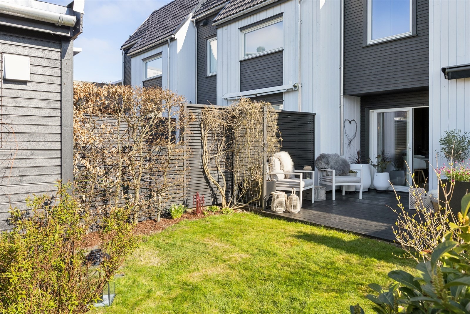 Solrik uteområde som kan nytes. Uteområde er opparbeidet med ulike beplantning, terrasse og plen. Galleribilde