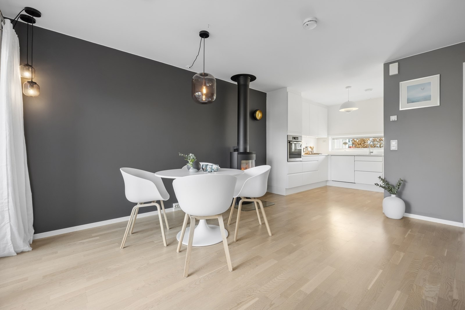 Rett ved kjøkkenet har du naturlig plassering av spisebordet. Her kan du enkelt ha plass til langbord for hele familien. Galleribilde