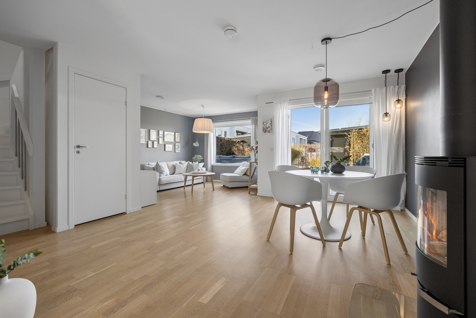 Videre inn i boligen møtes du av en åpen stue-/spisestue med gode møbleringsmuligheter og store vindusflater som gir utgang til en solrik og romslig terrasse med hage. Galleribilde