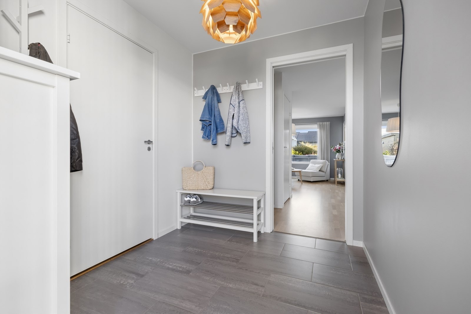 Videre kommer du inn i en lys og åpen gang med gode opphengsmuligheter for yttertøy. Galleribilde