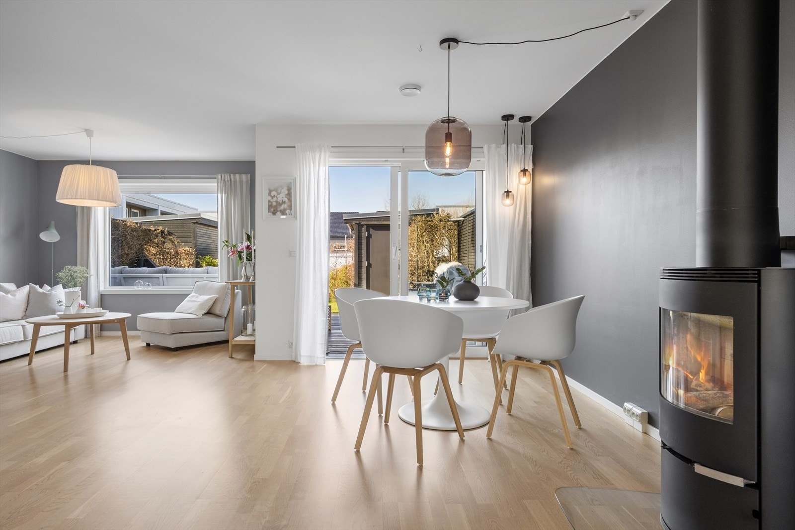 Stuen er utstyrt med vedovn. I tillegg er det balansert ventilasjon og vannbåren varme via fjernvarme. Galleribilde