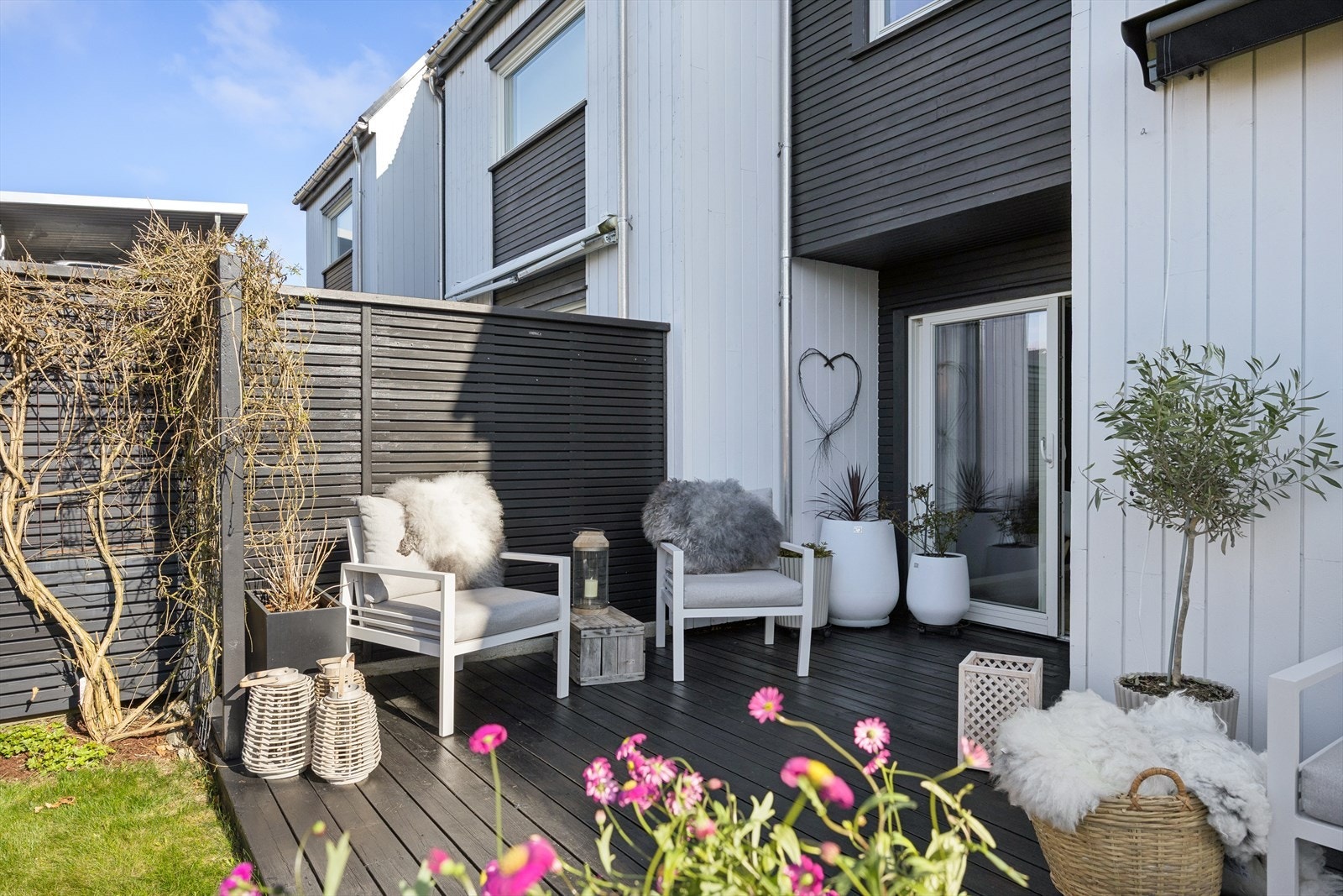 Gode møbleringsmuligheter. Levegg skjermer for naboen. Galleribilde