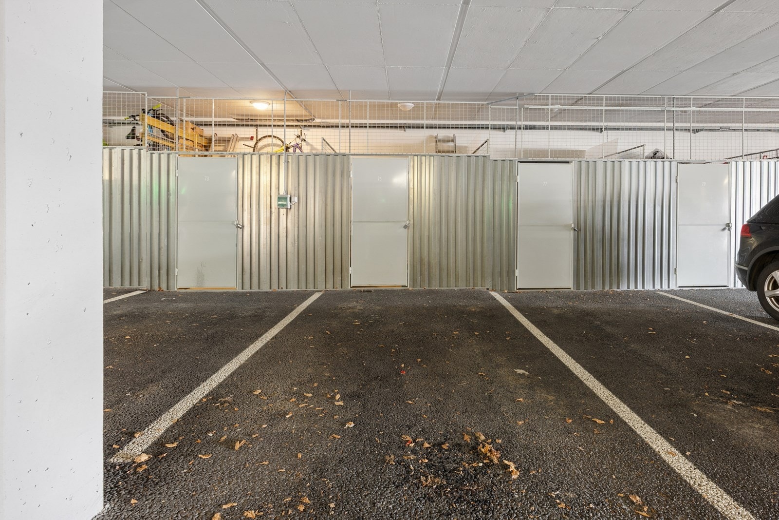 Fast parkering i lukket anlegg med tilhørende sportsbod. Galleribilde
