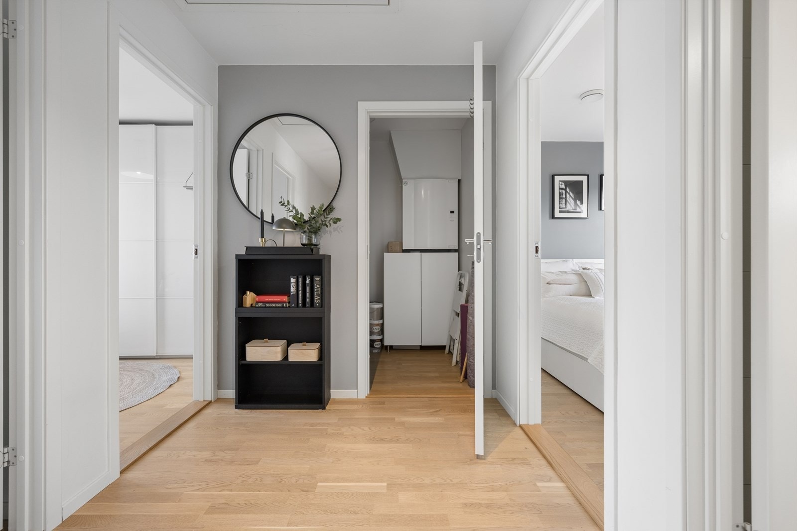 Luftig gang m/innvendig bod rett frem. ra gangen er det nedfellbar trapp opp til loft med god takhøyde og gulv, som gir rikelig med oppbevaringsplass. Galleribilde