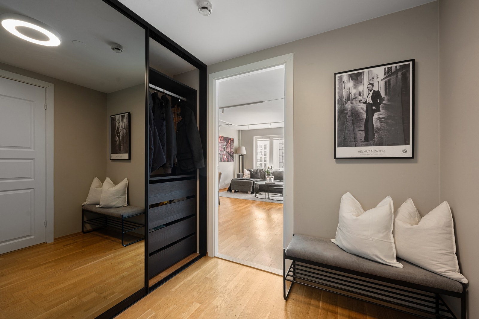 Velkommen inn i en romslig gang med garderobeskap. Galleribilde