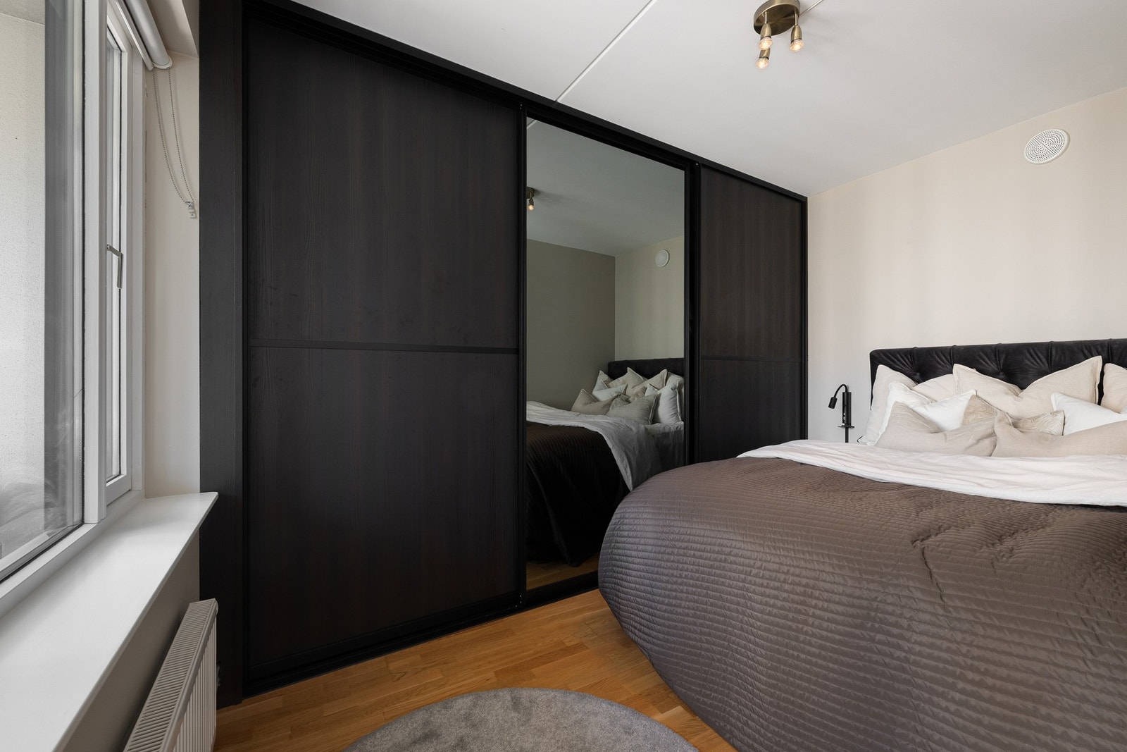 Soverommet er av god størrelse og har en hel vegg med skyvedørsgarderobe fra Sigdal. Galleribilde