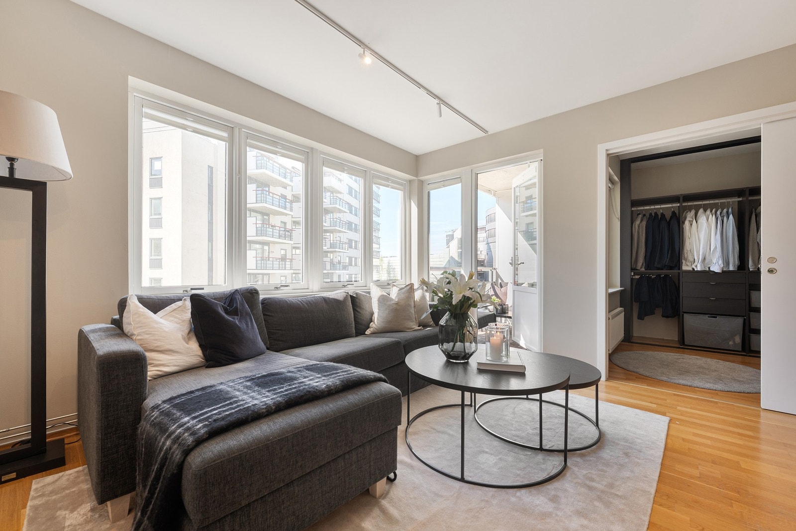 Lys stue med store vindusflater og plass til både sofa og spisebord. Galleribilde
