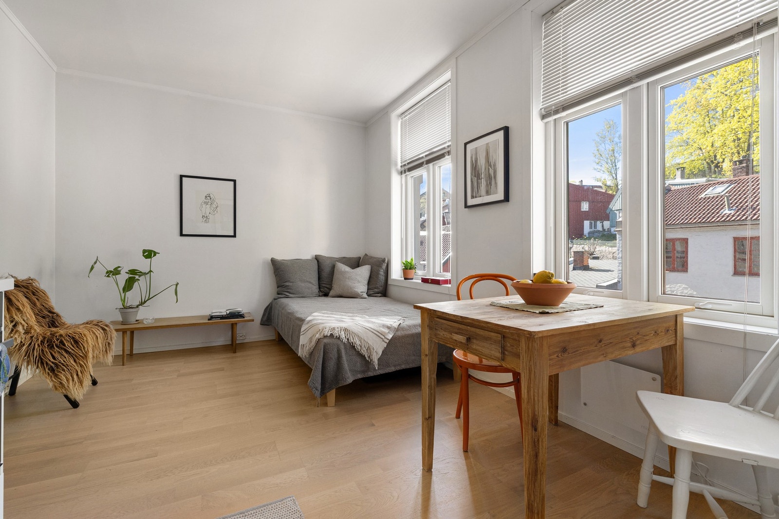 Store, klassiske vinduer som slipper inn rikelig med naturlig lys og skaper en behagelig atmosfære Galleribilde