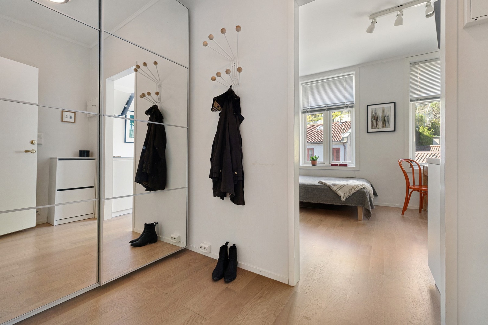 Innbydende entré med praktisk skoskap og romslig skyvedørsgarderobe som gir gode oppbevaringsmuligheter. Galleribilde