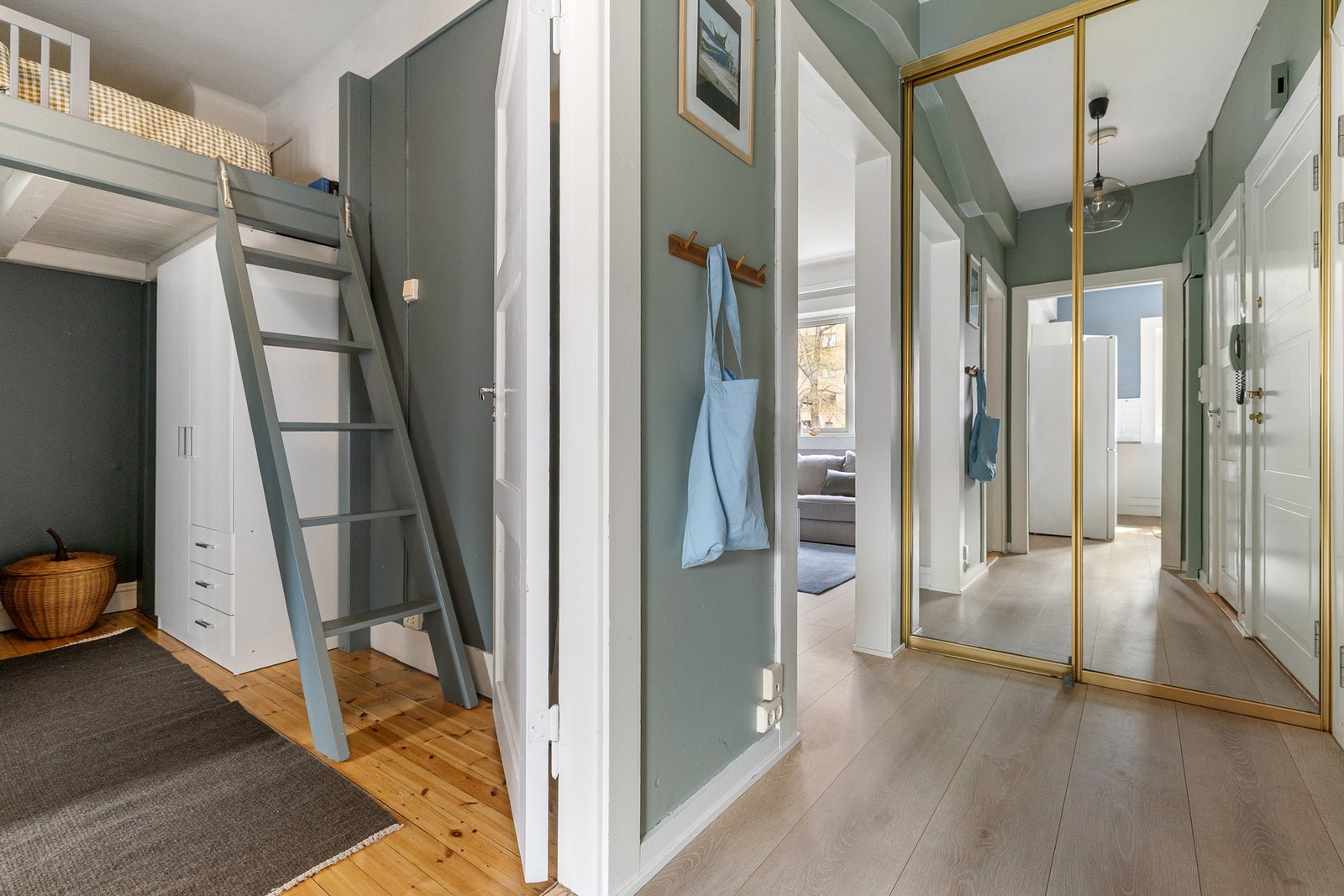 Praktisk skyvedørsgarderobe med speil i entré. Galleribilde