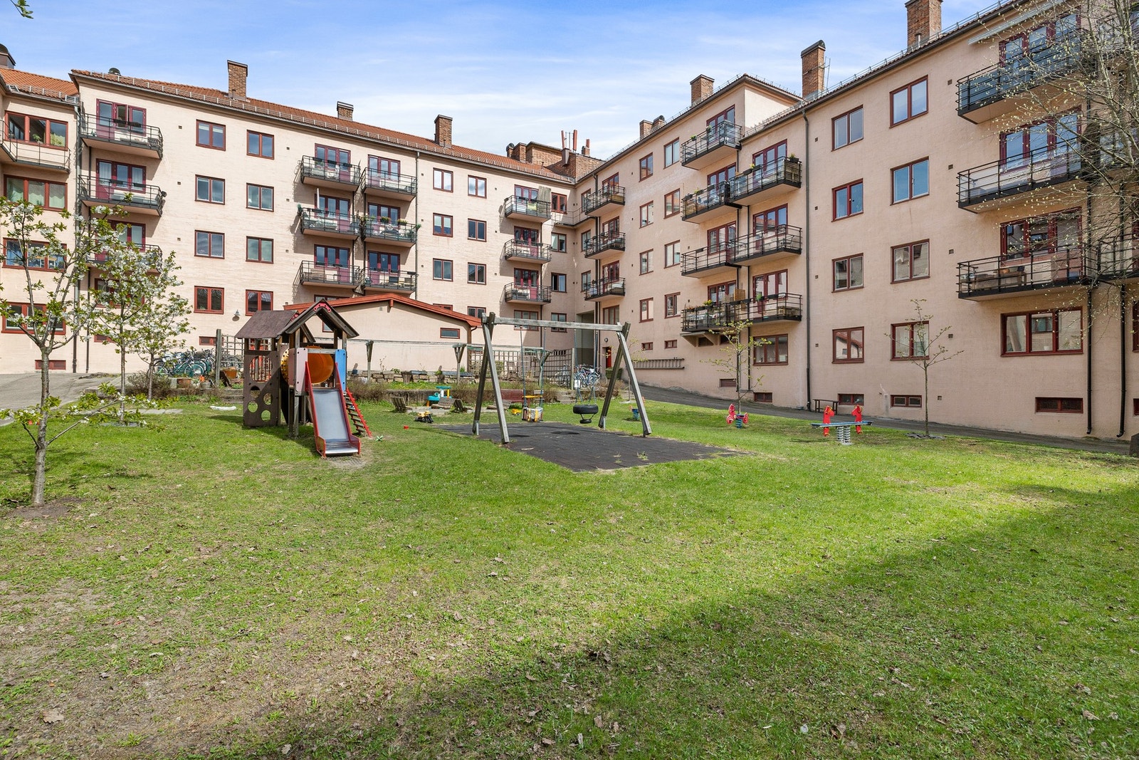 Idyllisk, parkmessig bakgård. Galleribilde