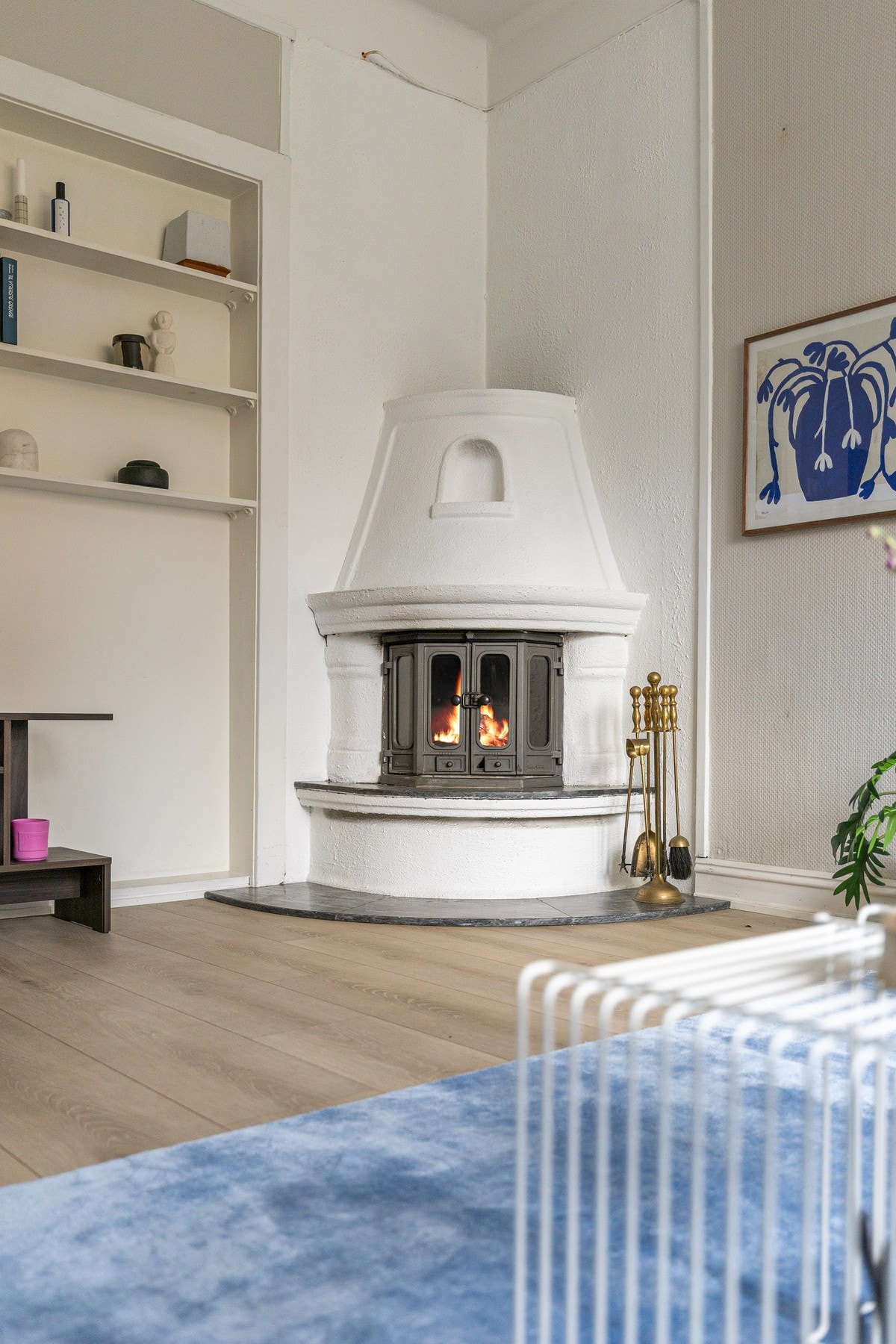 Koselig peis i stuen. Galleribilde