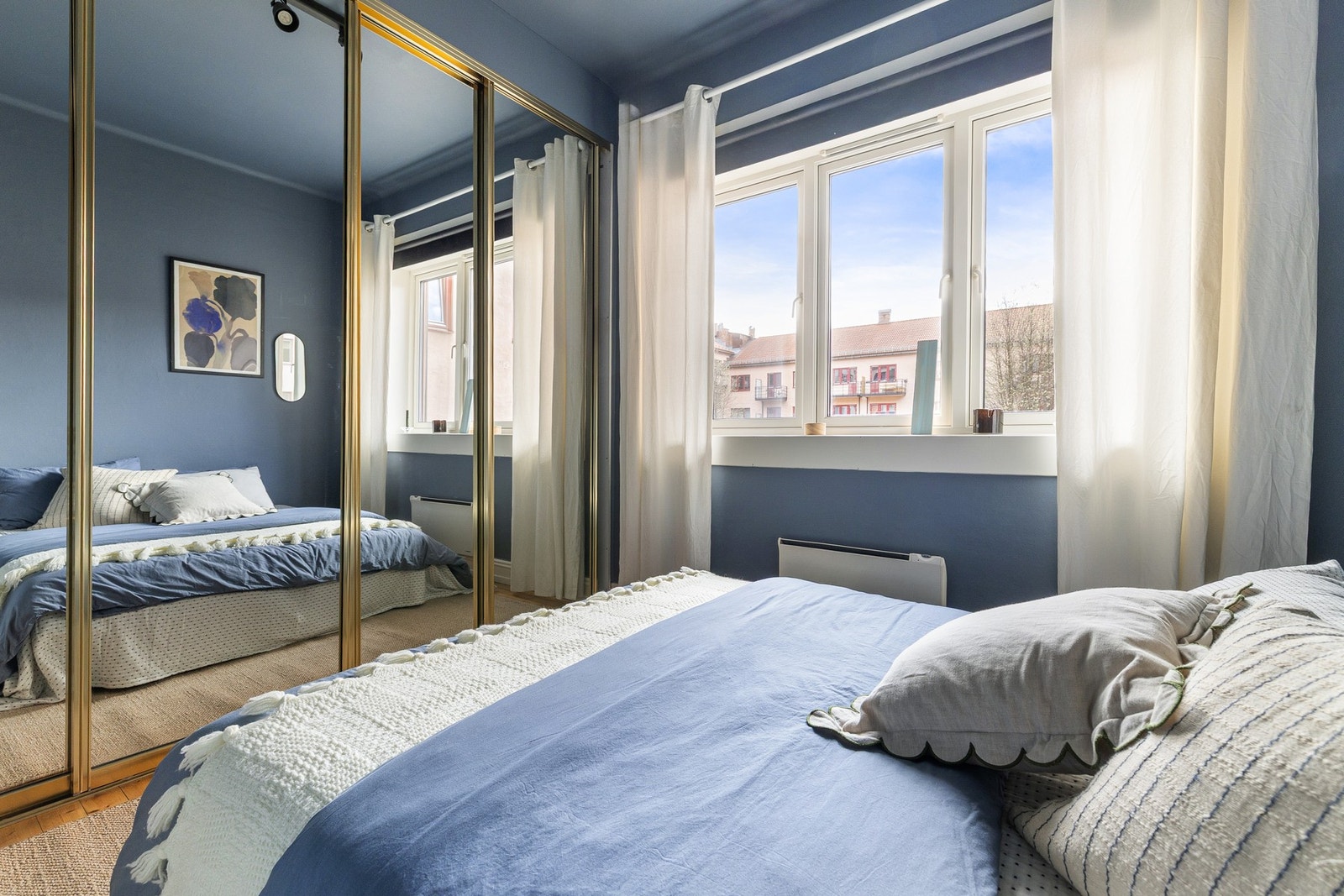Stor og dyp skyvedørsgarderobe på soverommet. Galleribilde