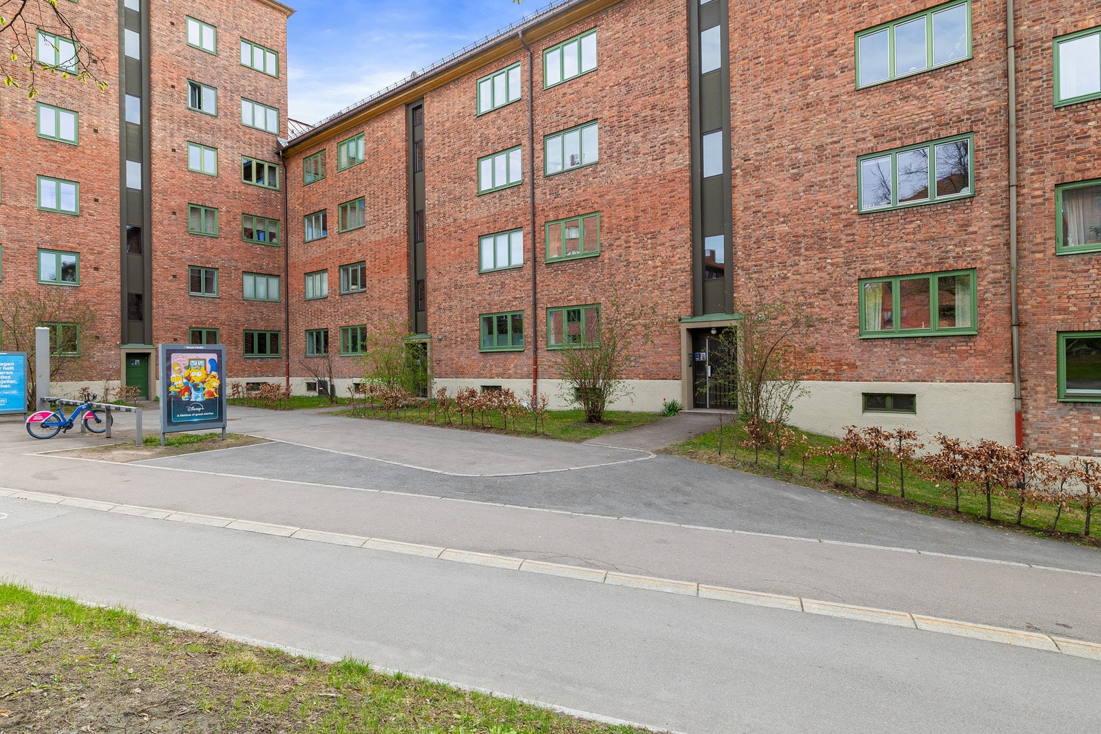 Klassisk funkisgård med fasader forblendet med teglstein. Galleribilde