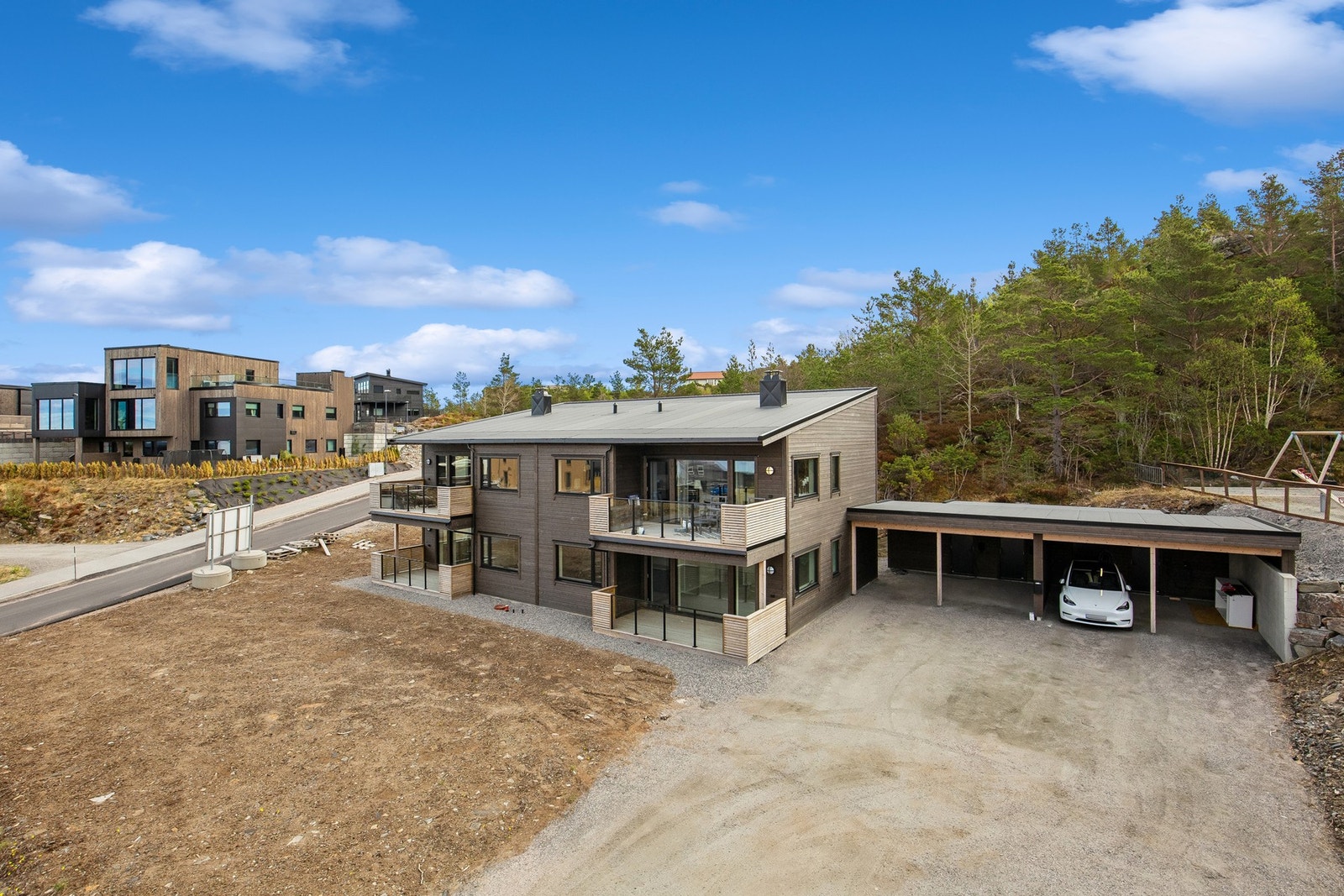 Carport med el-bil lader Galleribilde