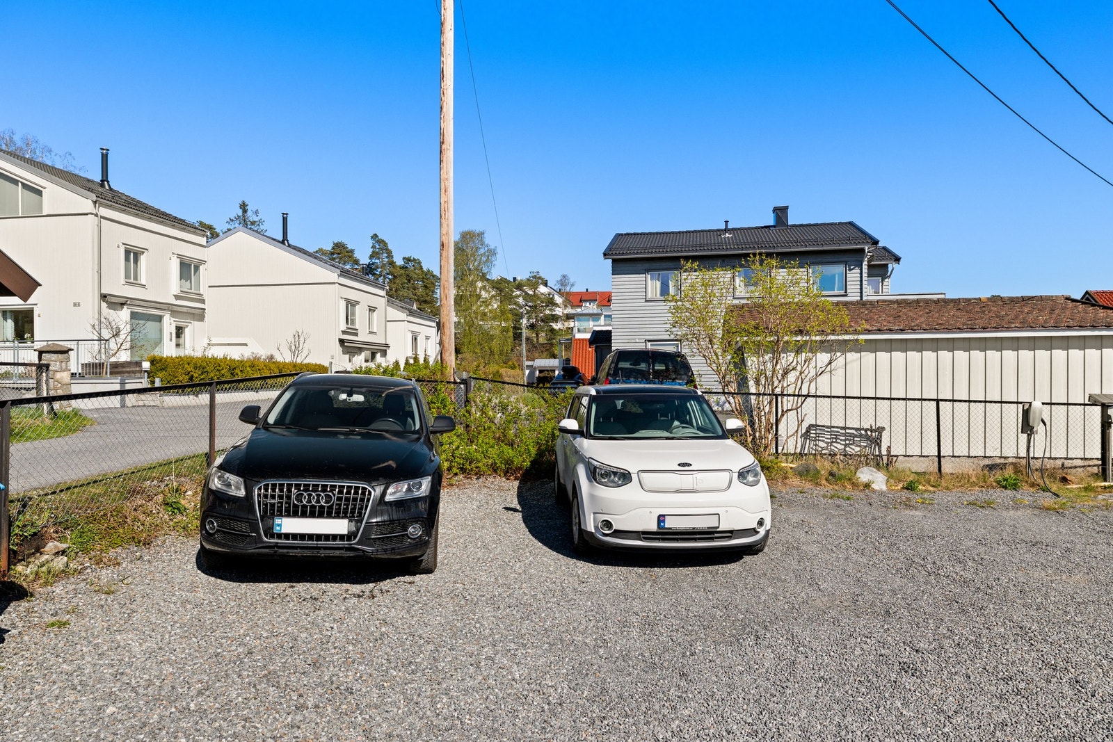 Boligen disponerer 2 biloppstillingsplasser. Det er installert ladestasjon for el-bil. Galleribilde