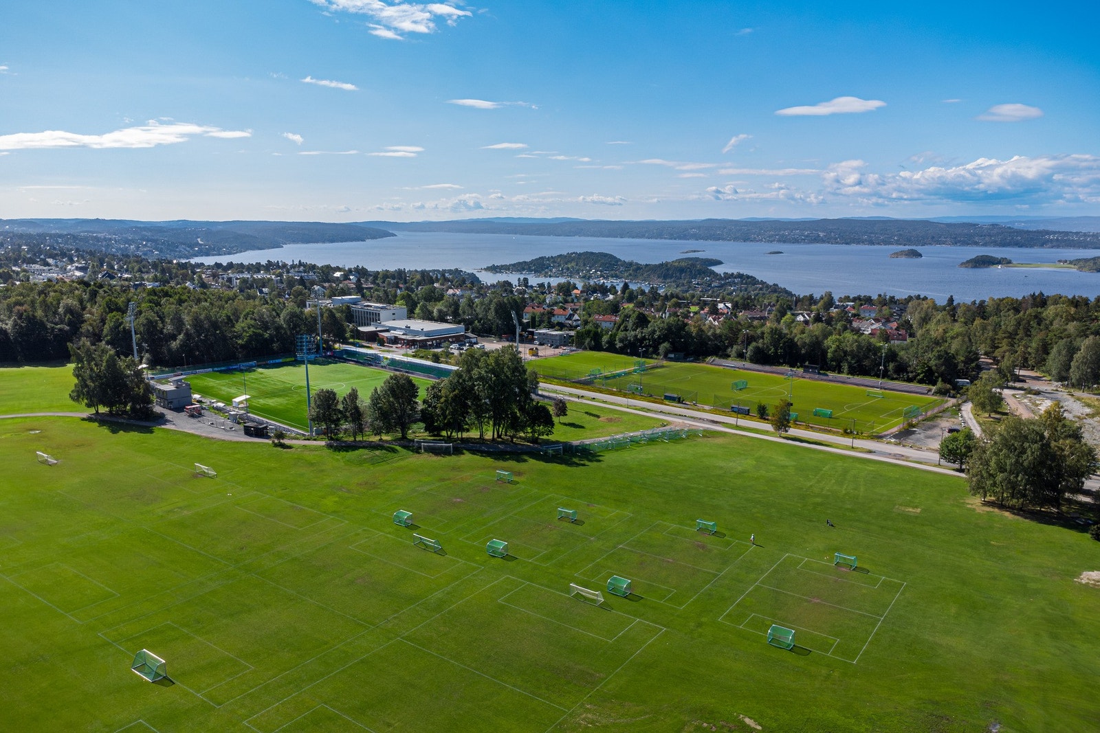 Ekebergsletta med rekreasjonsmuligheter sommer og vinter Galleribilde