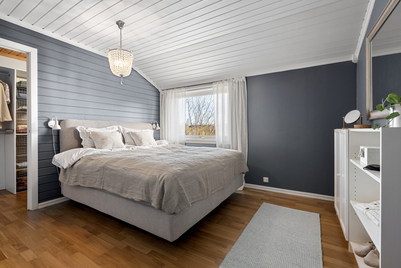 Soverom 1 med et stort walk in closet Galleribilde
