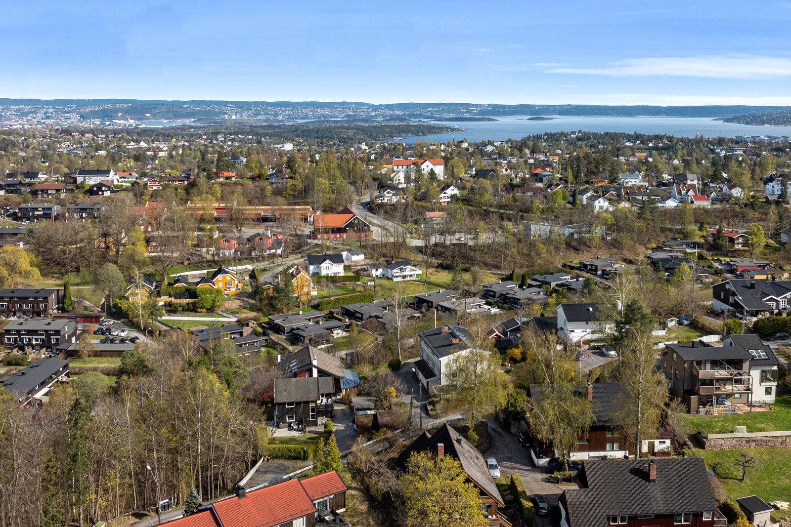 Det er kort vei til Eikeli vgs. og enkel gangavstand til Hosle og Eikeli barneskole Galleribilde