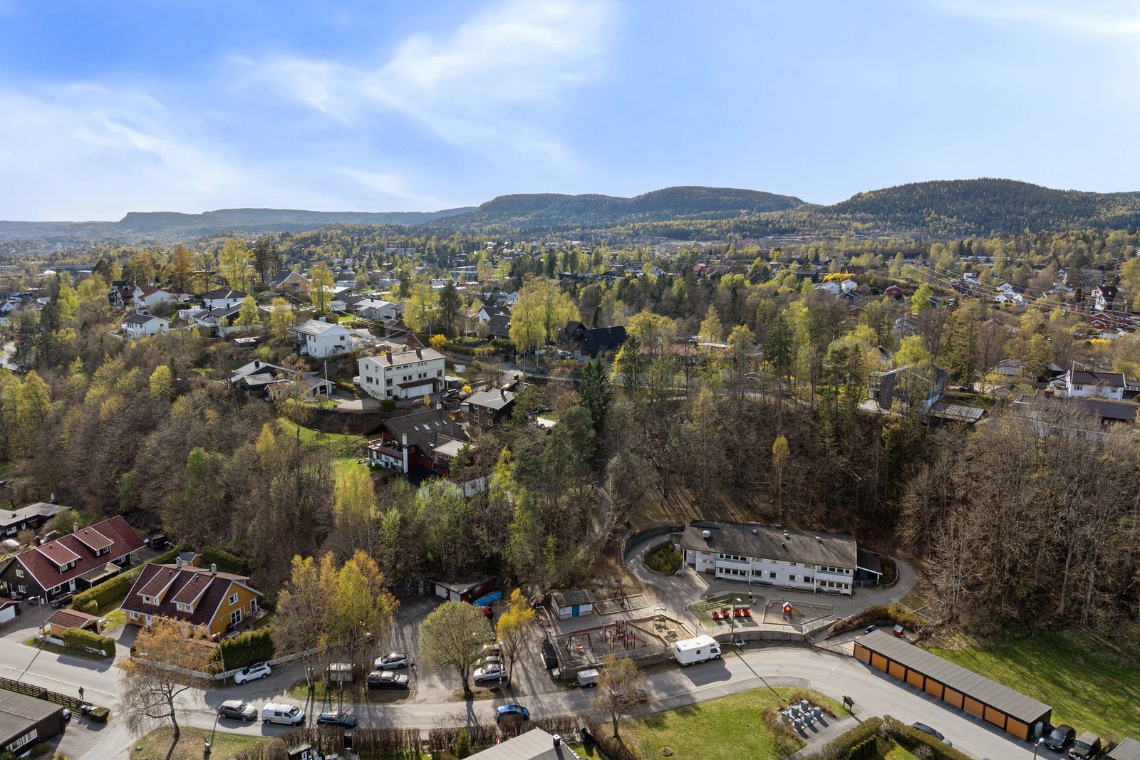 Umiddelbar nærhet til barnehager og hyggelige friområder (Hagabråten) Galleribilde