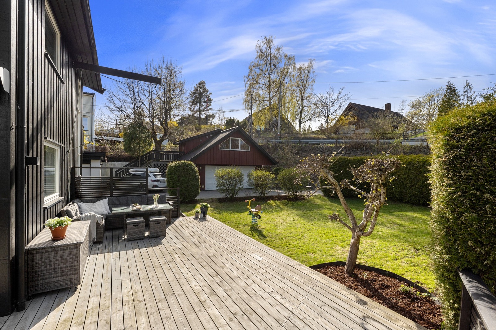 Solrik terrasse og hage Galleribilde