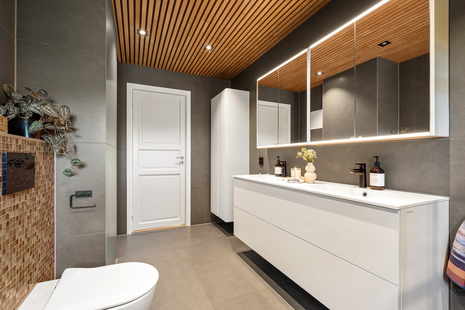 Badet har fine detaljer med spiler i himling Galleribilde