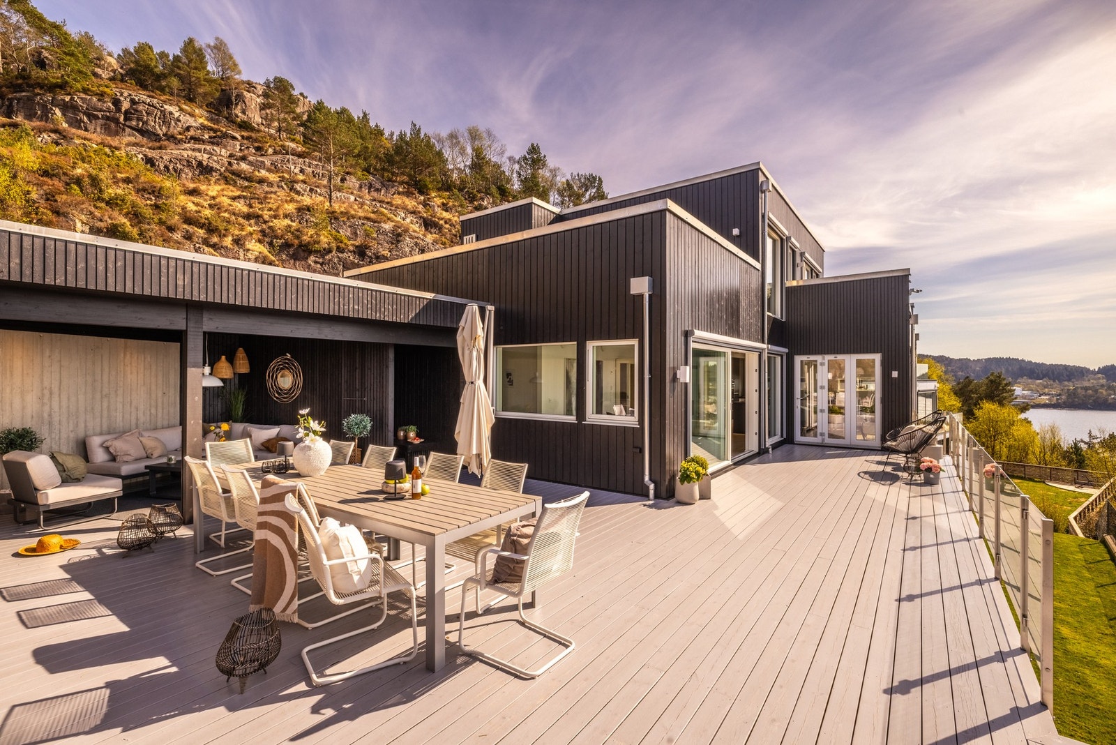 - Hovedetasjen har direkte utgang til store terrasseområder med gode møbleringsmuligheter og et overbygget parti - Galleribilde