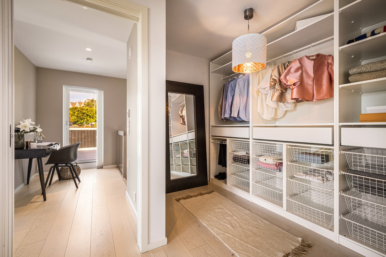 - Fin og velutstyrt walk-in garderobe - Galleribilde