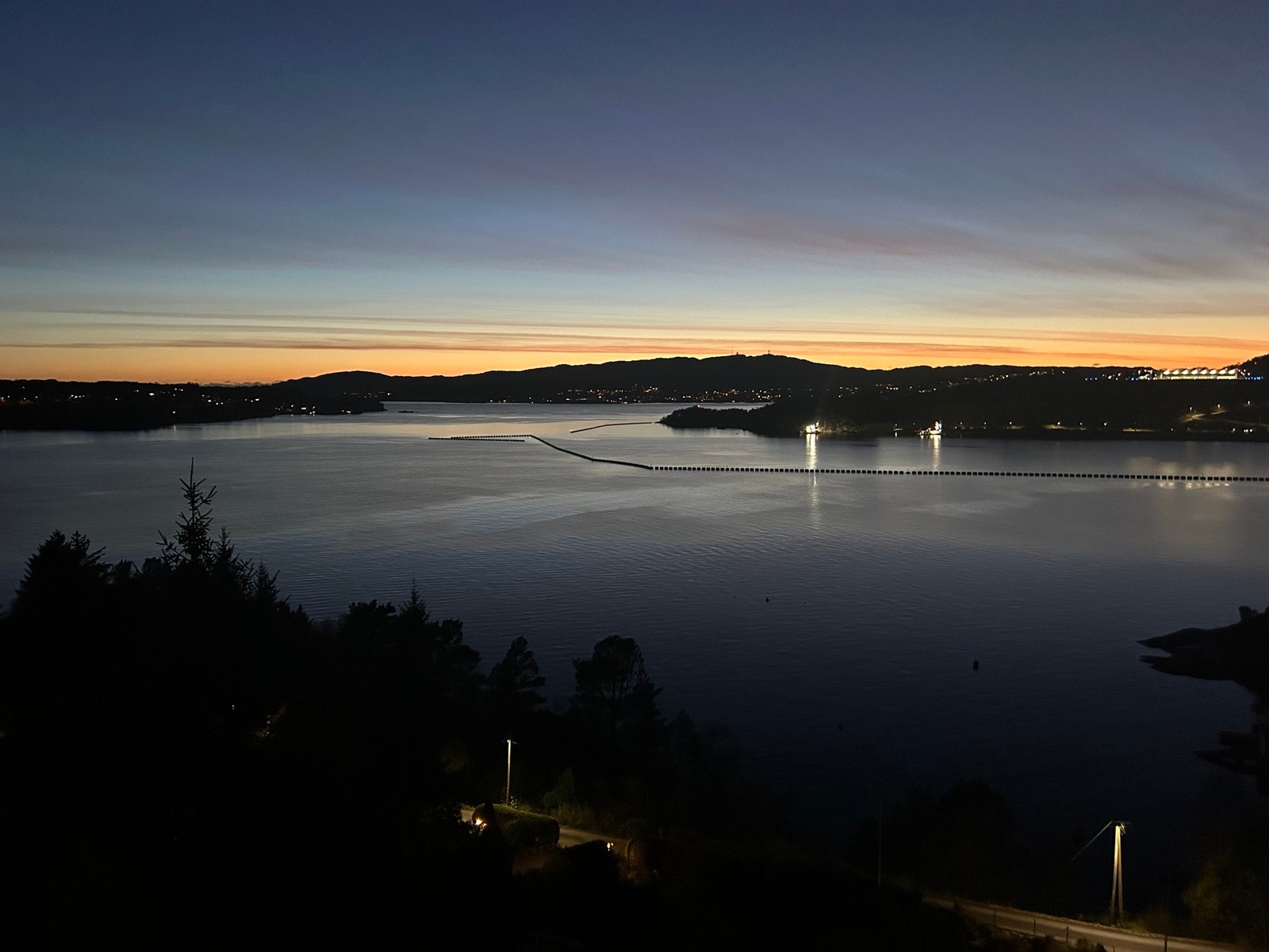 - Fra terrasse, hage og nærmest alle rom oppleves den nydelige fjordutsikten som en naturlig del av boligen - Galleribilde