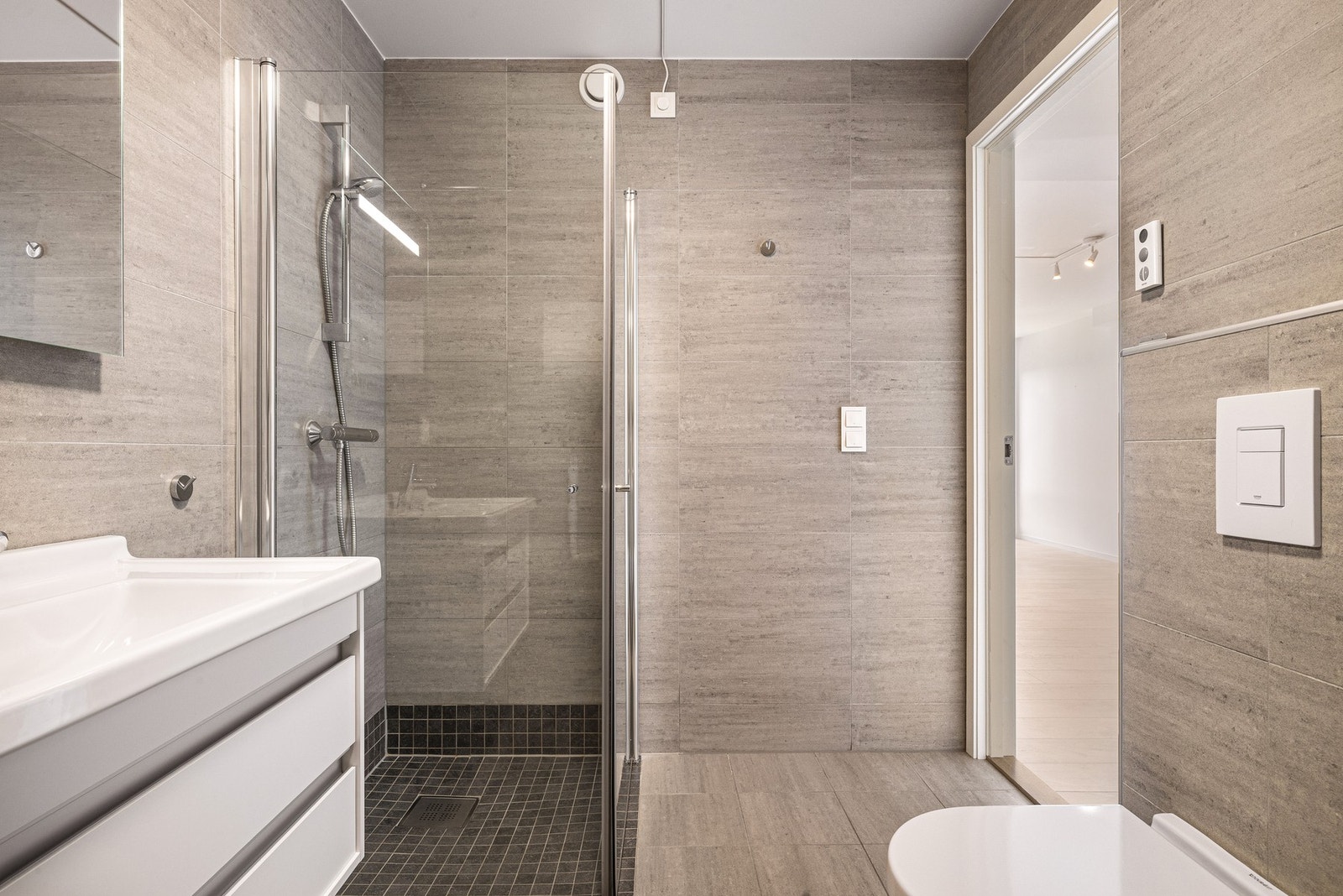 - Bad i utleiedel og gjestebad holder også god standard med kvalitetsinnredning fra Duravit og løsninger fra Hansgrohe - Galleribilde