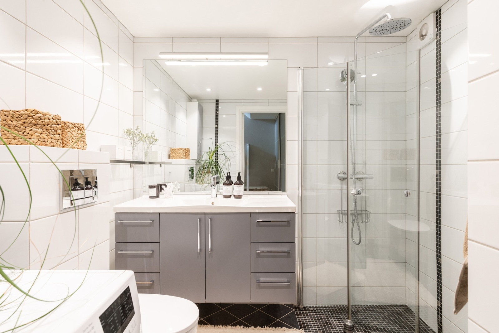 Pent bad som ble pusset opp i 2012. Badet ble oppgradert med ny regndusj og nytt blandebatteri i 2025. Galleribilde