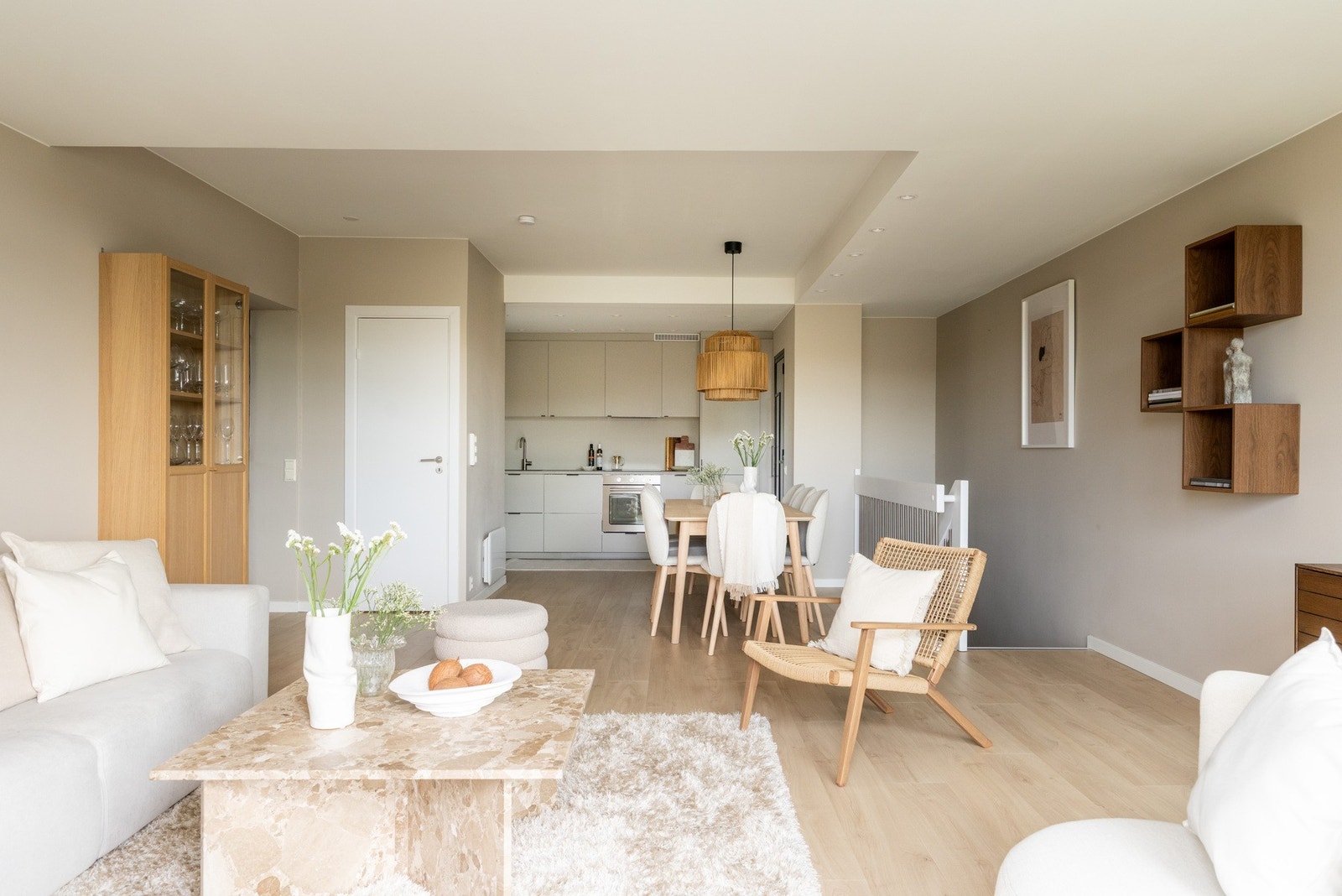 I 2025 ble det montert et nytt, pent kjøkken fra Ikea og lagt nye gulv i stuen og på kjøkkenet. Alle vegger er også malt opp i nyere tid. Galleribilde