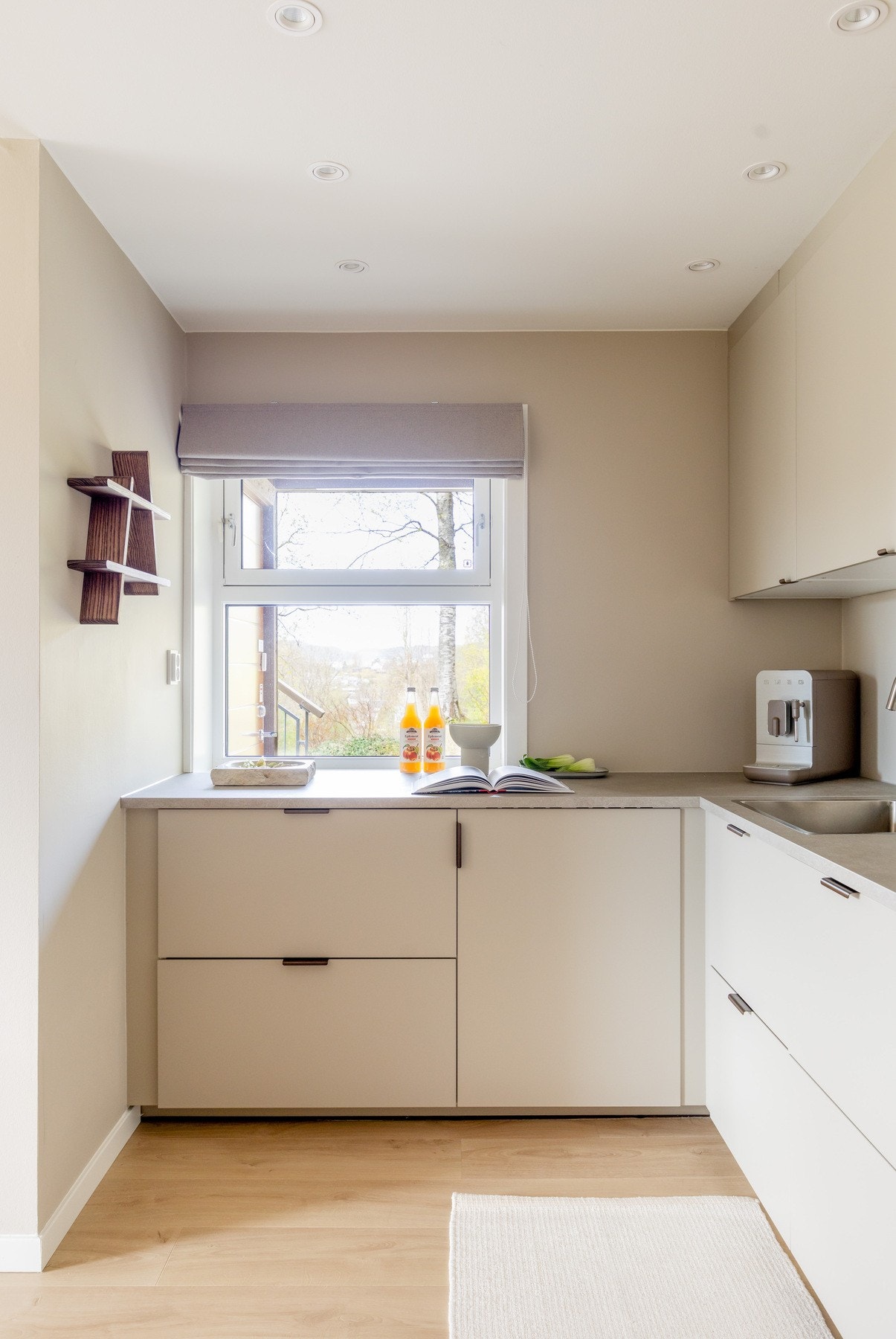 Innredningen fra Ikea har lyse, glatte fronter i samme farge som veggene, og i en matchende laminatbenkeplate er det en nedfelt kum i stål. Galleribilde