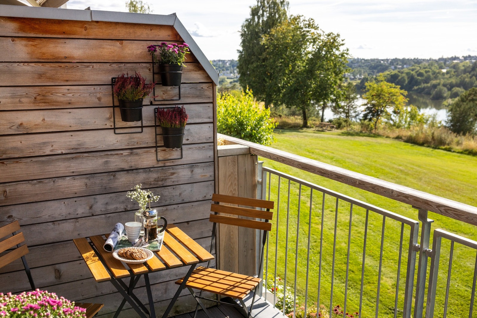 Balkongen har fin plass til sittegruppe, klikkheller på gulvet og rekkverk i stål. På husveggen er det montert stemningsfull utebelysning. Galleribilde