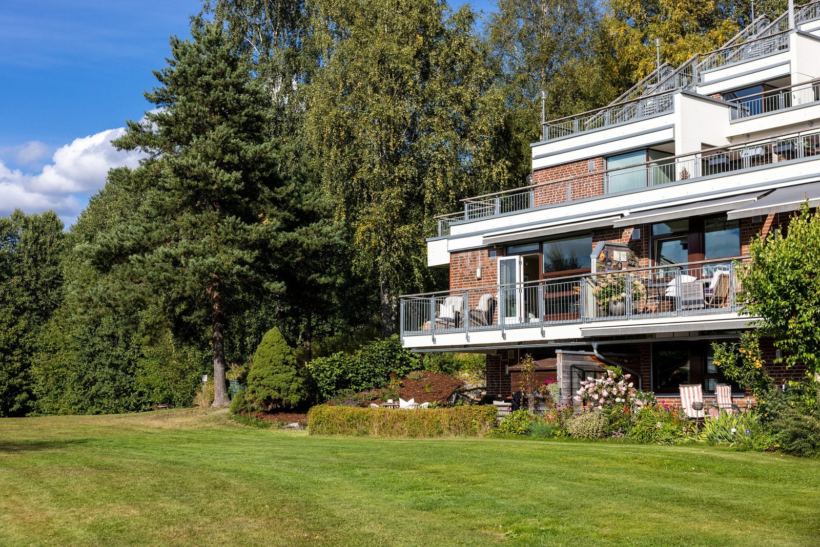 Sjelden mulighet i populære Oppsal terrasse. Unik, delikat og romslig endeleilighet på 91m² over to plan med garasjeplass med lader. Meget god intern beliggenhet i de to nederste etasjene i denne delen av bygget. Galleribilde
