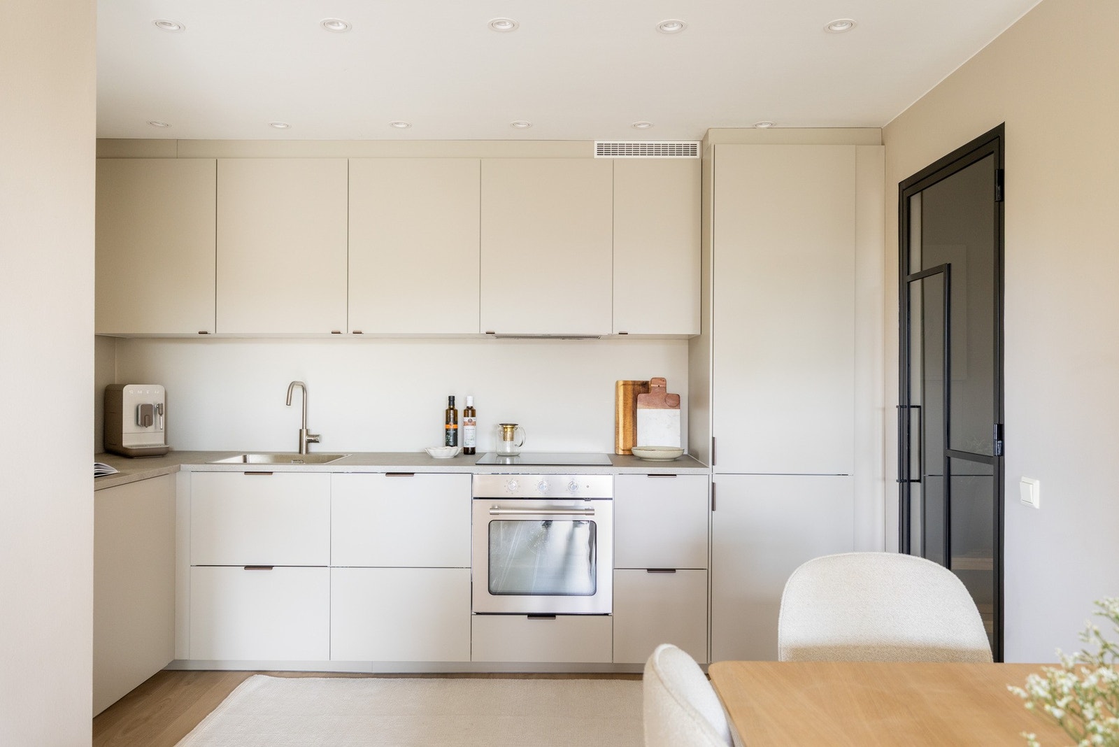 Kjøkkenet, som var nytt i november 2025, har et smakfullt og moderne design med gode benkeflater som innbyr til spennende kokkelering. Galleribilde