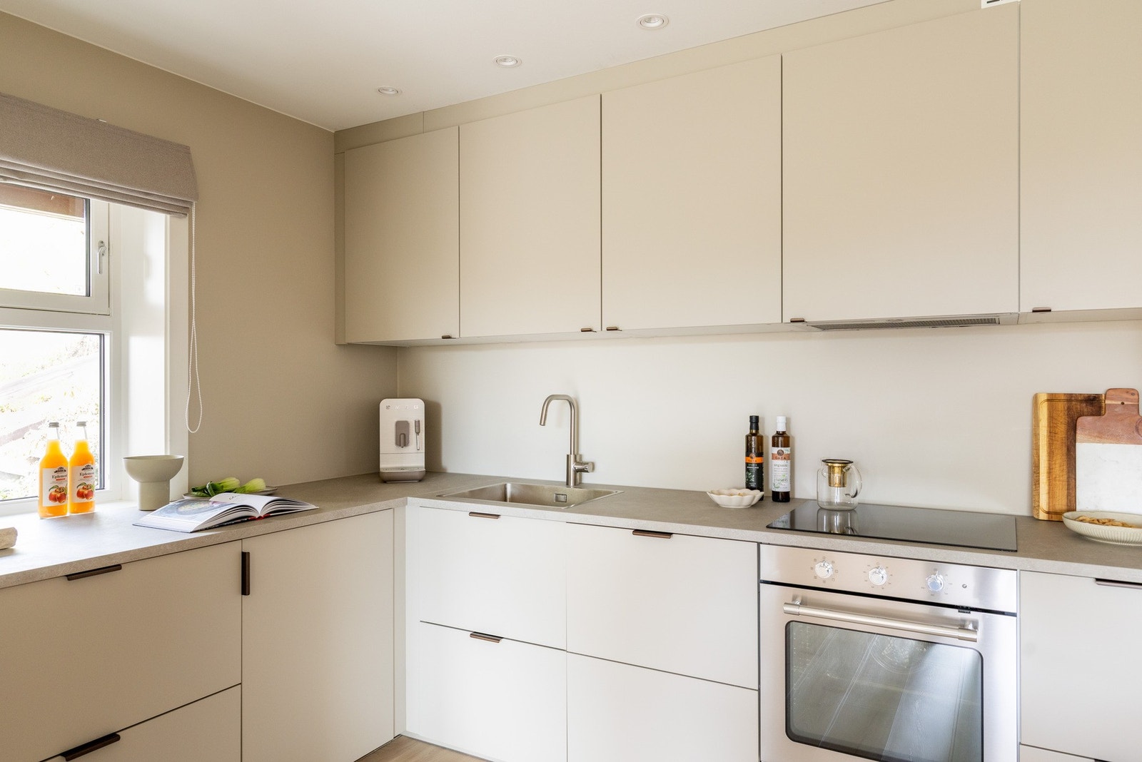 Videre er kjøkkenet utstyrt med integrerte hvitevarer som oppvaskmaskin, kjøl-/fryseskap, stekeovn og induksjonstopp, samt kullfilterventilator og komfyrvakt. Galleribilde