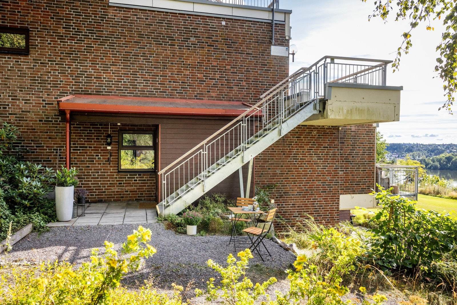 Leiligheten har adkomst til et eget, privat inngangsparti via trapp fra nordsiden av bygget. Det er også mulig å komme seg hit uten å gå i trapper, ved å ta heisen til 3. etg., gå ut til høyre og så videre ut på plenen. Galleribilde