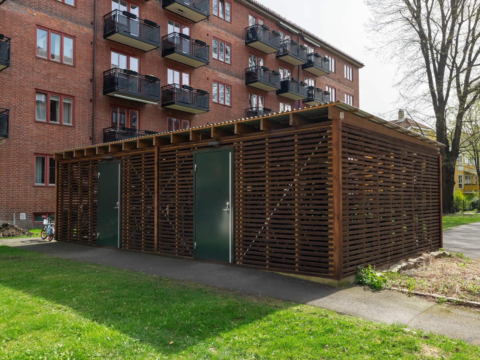 Det er felles sykkelparkering i låst bygg. Galleribilde