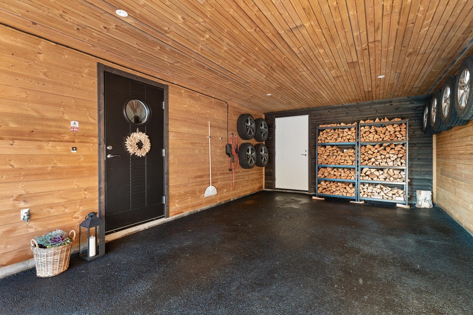 I carporten er det rikelig med lagringsplass til ved etc. Det er montert elbillader i carporten og det er plass til 2 biler. Galleribilde